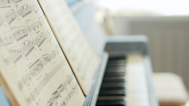the music notes on the piano