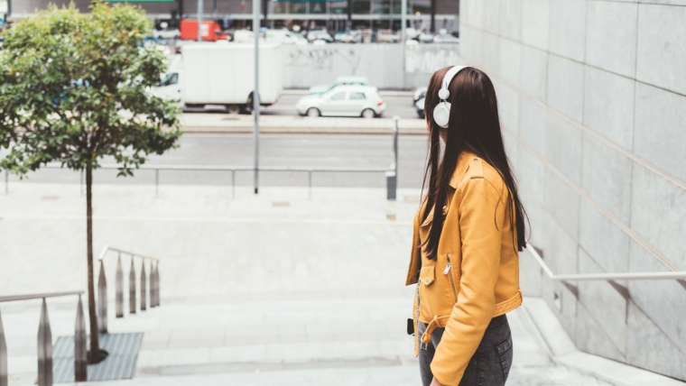 Young woman outdoor listening music